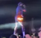 
                  Roupa de Djonga pega fogo durante show e cantor fica de cueca no palco
