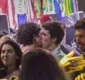 
                  Solteiro, Johnny Massaro troca beijos com rapaz misterioso em festival