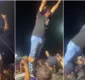 
                  VÍDEO: Prefeito se joga na plateia em evento e cai no chão no Ceará