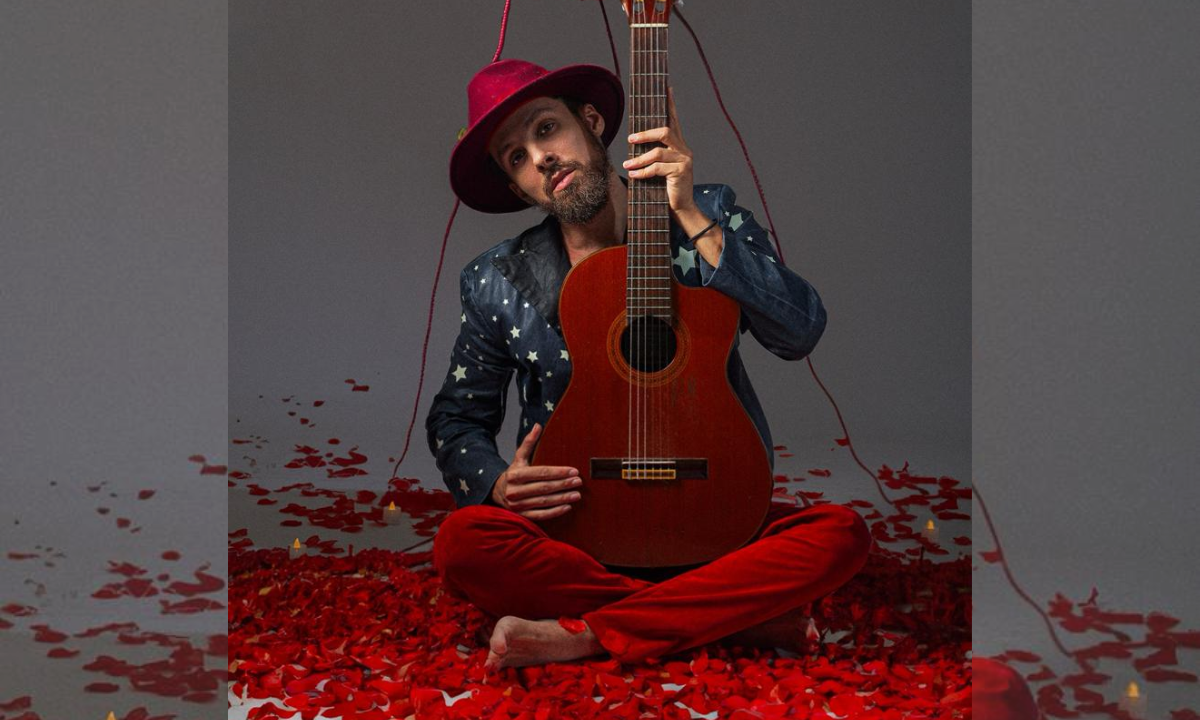 Leo Cavalcanti faz último show da temporada em homenagem a Rita Lee