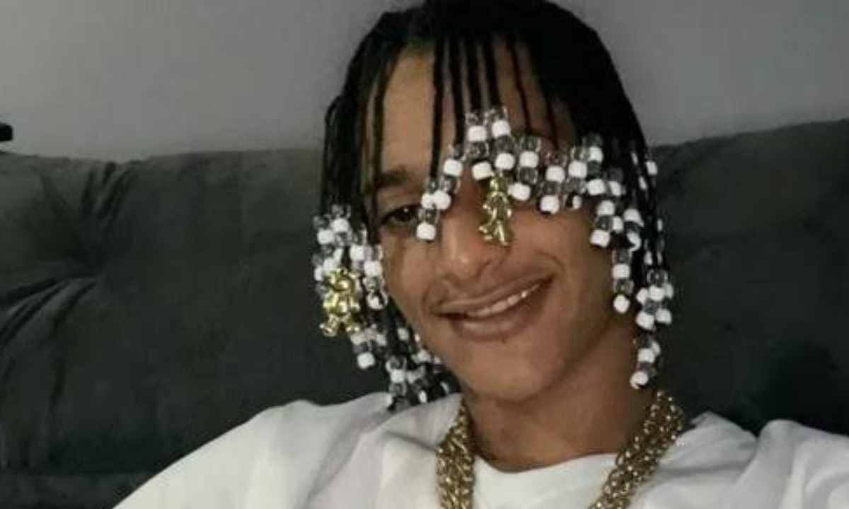 Rapper capota carro no Rio e é levado às pressas para hospital