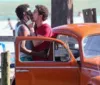 Icaro Silva e Johnny Massaro trocam beijão durante gravação de série