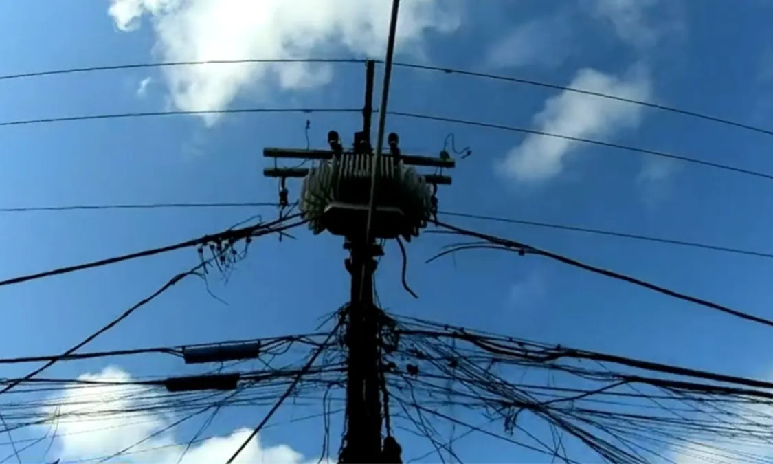 Vídeo: fiação pega fogo em São Marcos e deixa moradores sem energia