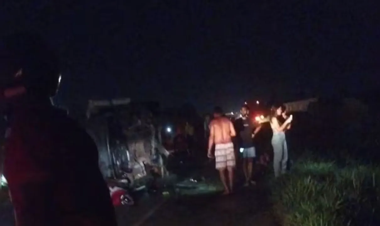 Acidente aconteceu na BR-101, em trecho da cidade de Santo Antônio de Jesus, no domingo (25)