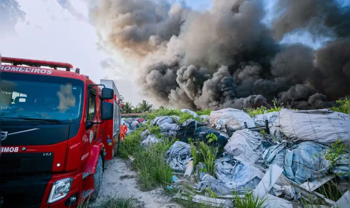 Corpo de Bombeiros tenta debelar o incêndio em Camaçari, na Bahia