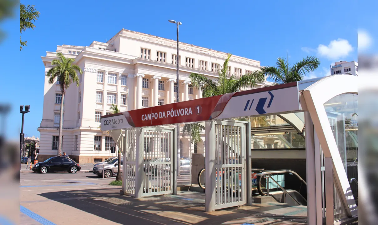 Faixada da entrada do Estação de Metrô Campo da Pólvora, na Praça do Largo da Pólvora, Nazaré.