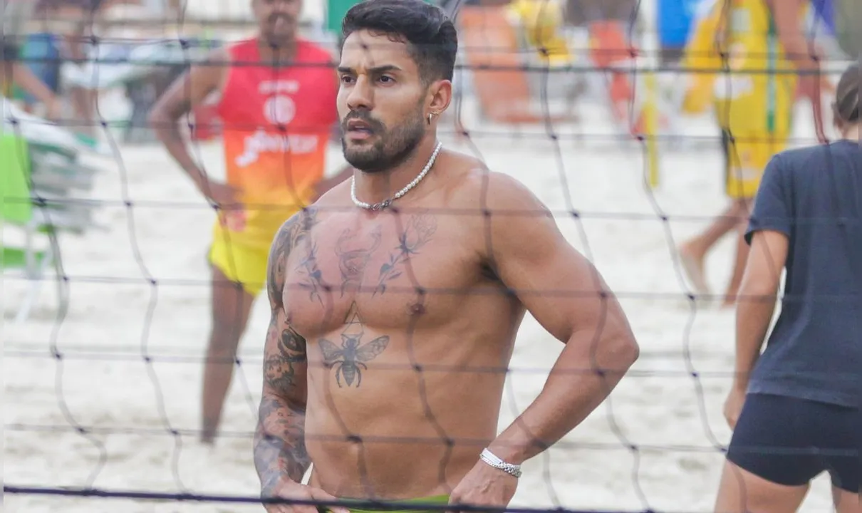 Influenciador foi flagrado jogando futevôlei em praia do Rio de Janeiro