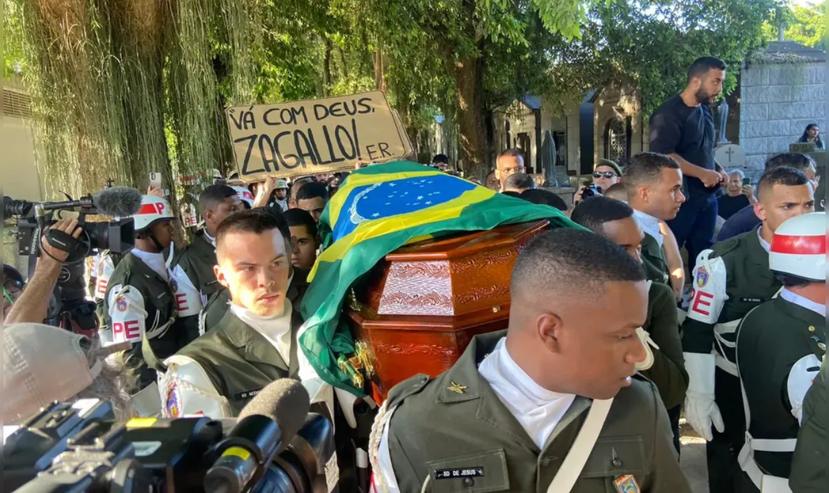 Sob aplausos, corpo de Zagallo é sepultado no Rio após homenagens