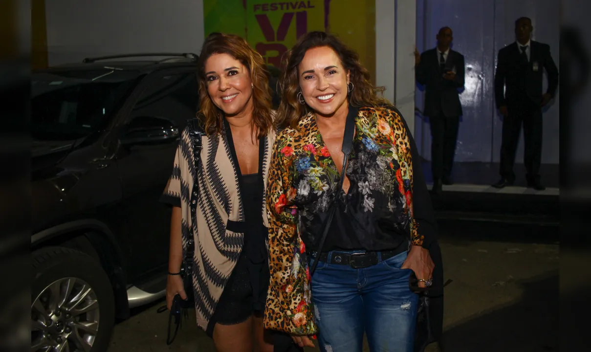 Cantora aproveitou parte da apresentação do cantor ao lado da esposa Malu Verçosa