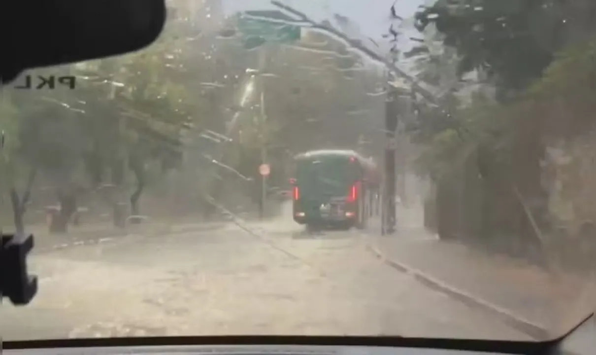 Chuva em Salvador deixou pontos de alagamento e árvores caídas nesta quarta (17)