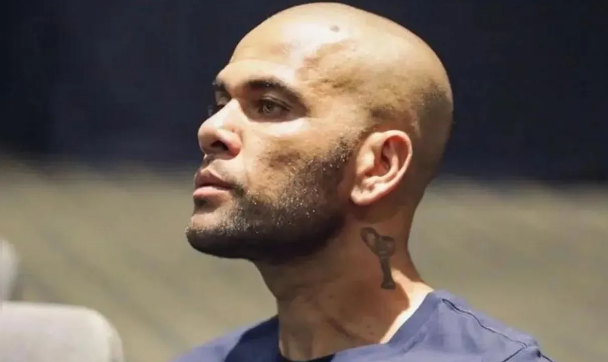 Daniel Alves foi condenado a 4 anos e 6 meses de prisão; defesa do ex-jogador vai recorrer da decisão