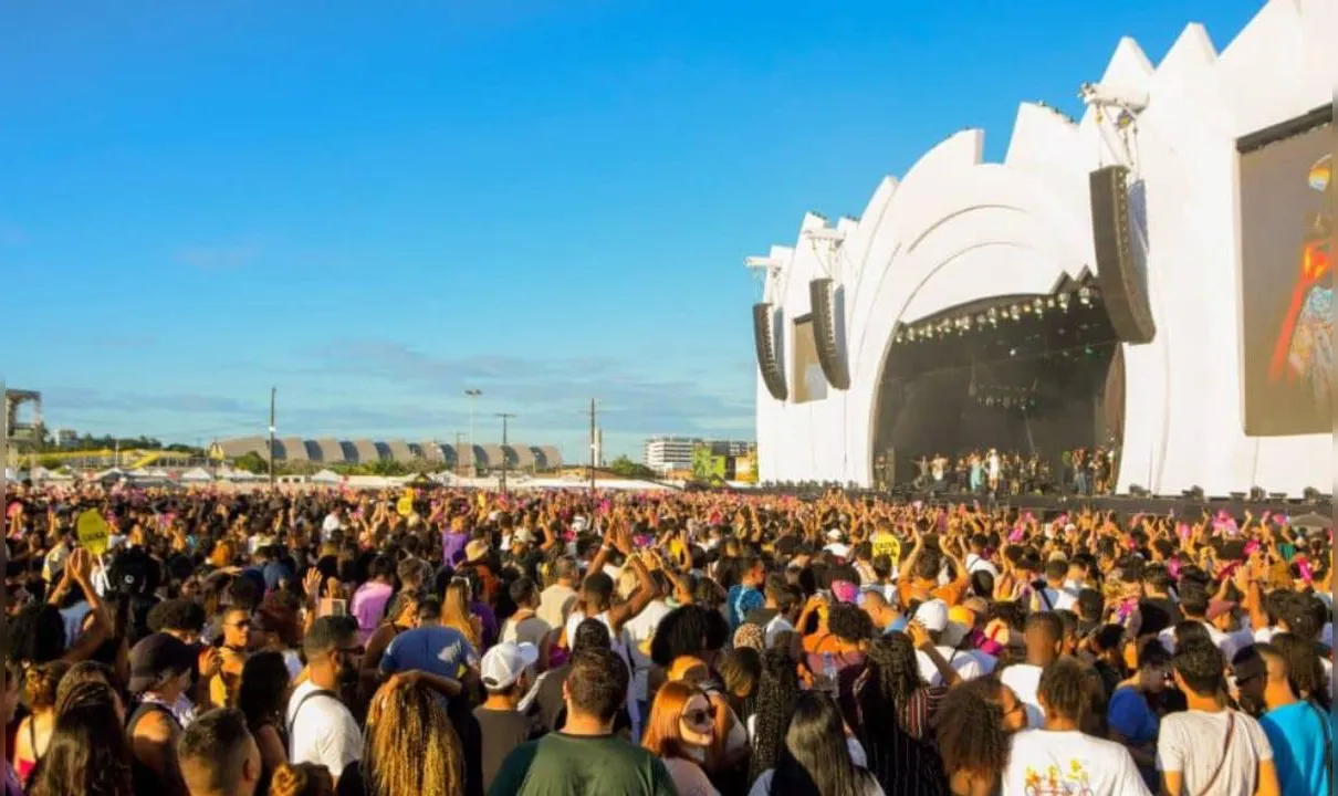 Nomes como Léo Santana e  Caetano Veloso se apresentam no segundo dia de Festival de Verão