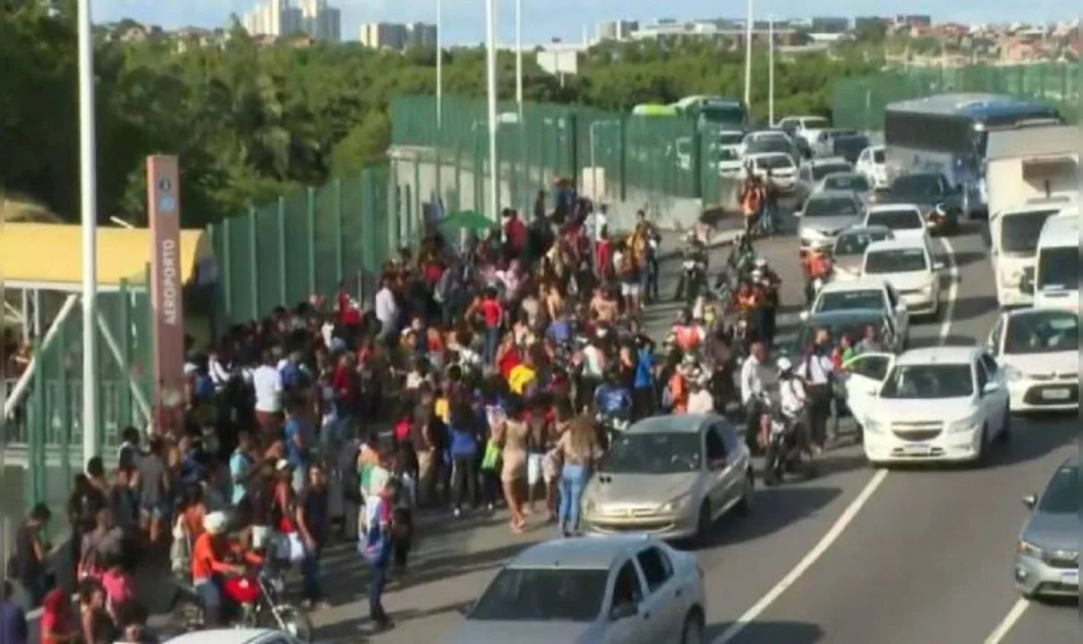Greve dos rodoviários: multidão se aglomera na estação Aeroporto
