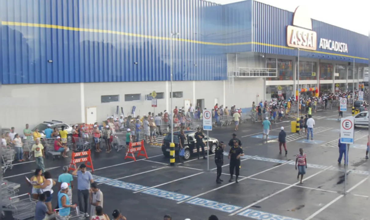 Vítima foi surpreendida com disparos de armas de fogo no estacionamento do Assaí Atacadista, em Salvador, nesta terça (23)