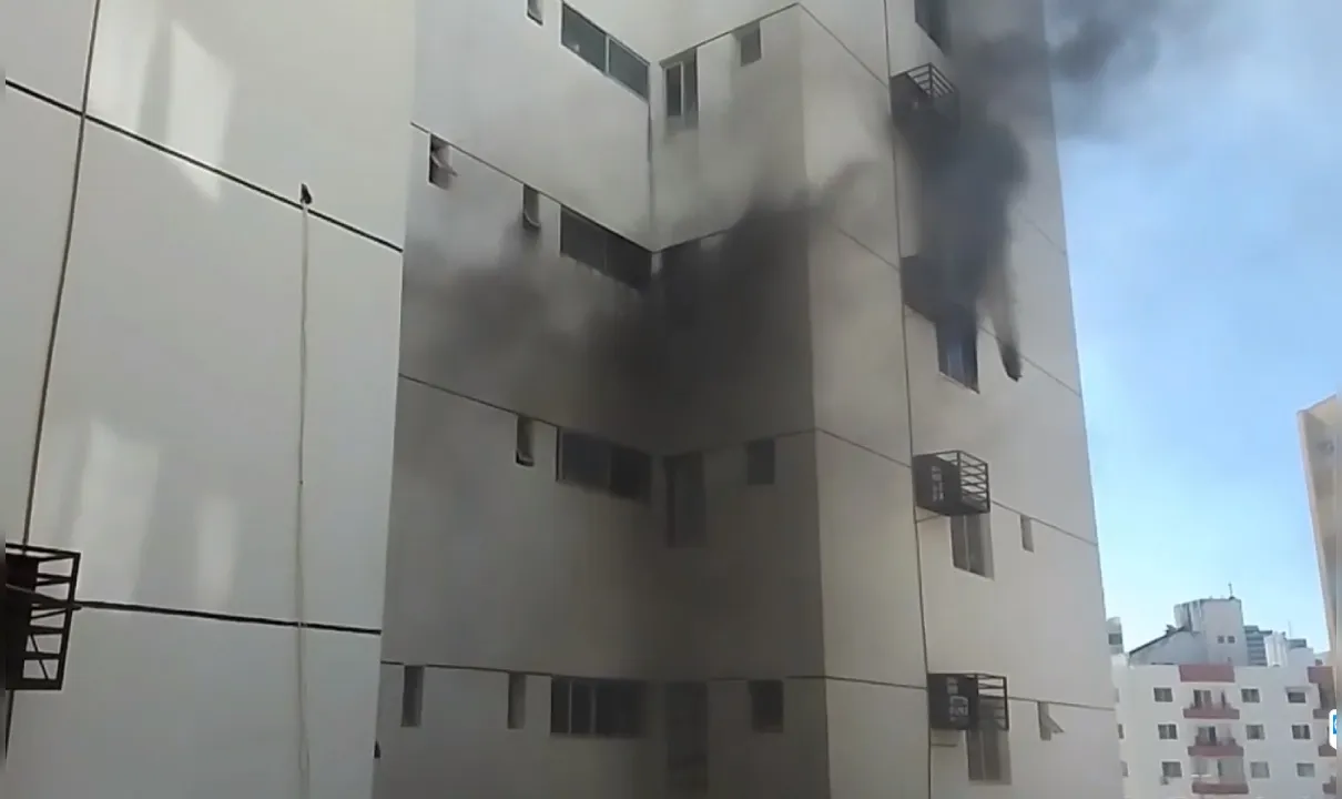 Incêndio atinge apartamento no Costa Azul