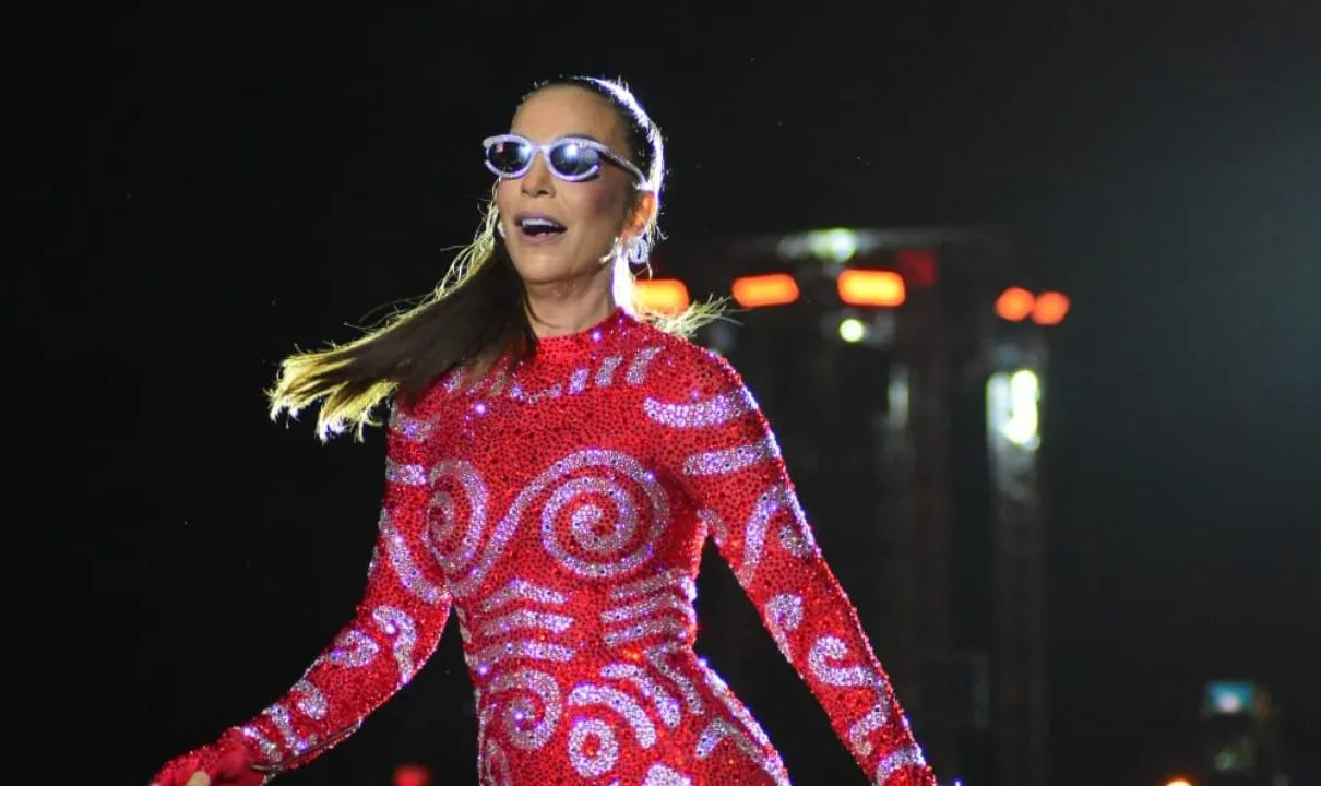 Cantora se apresenta com bloco afro, que comemora 50 anos de existência, na abertura do Carnaval 2024