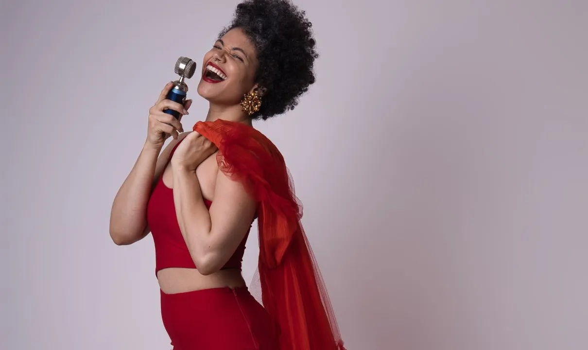 Maira Menezes apresenta o projeto musical 'Mai Diversa(mente)'