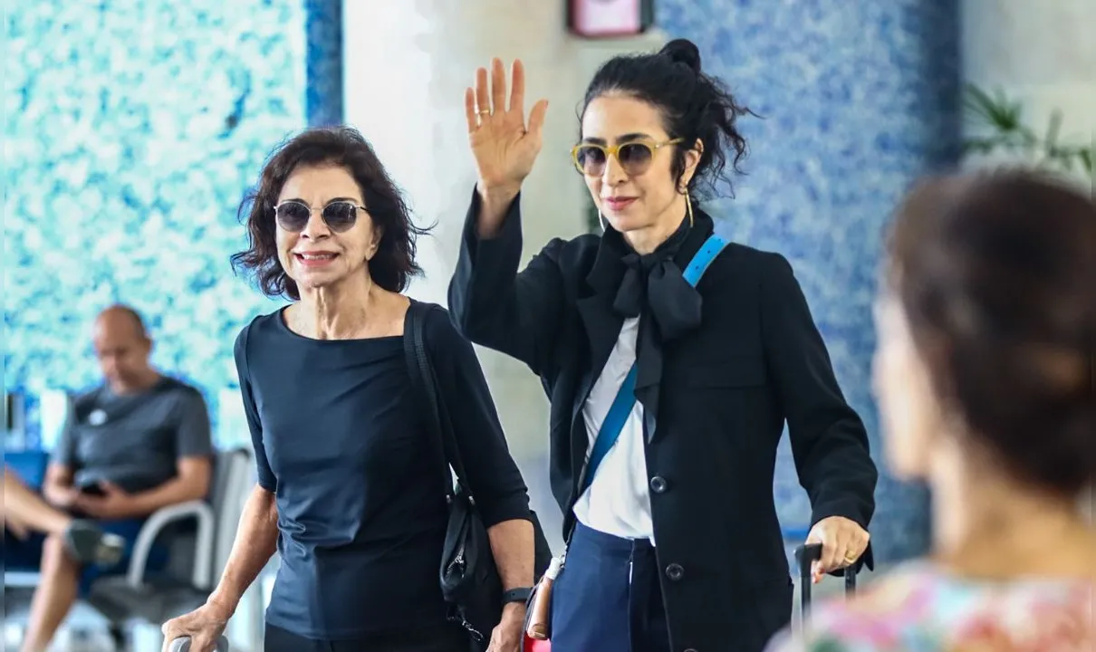 Marisa Monte e mãe fora vistas juntas após desembarcar no aeroporto da capital carioca