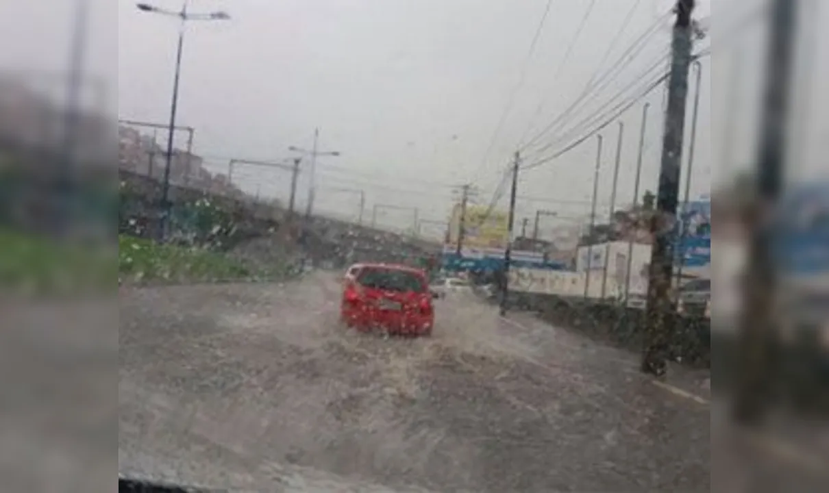 Zona da Convergência provoca mau tempo em Salvador. Quarta-feira foi marcada por chuva e fortes ventos