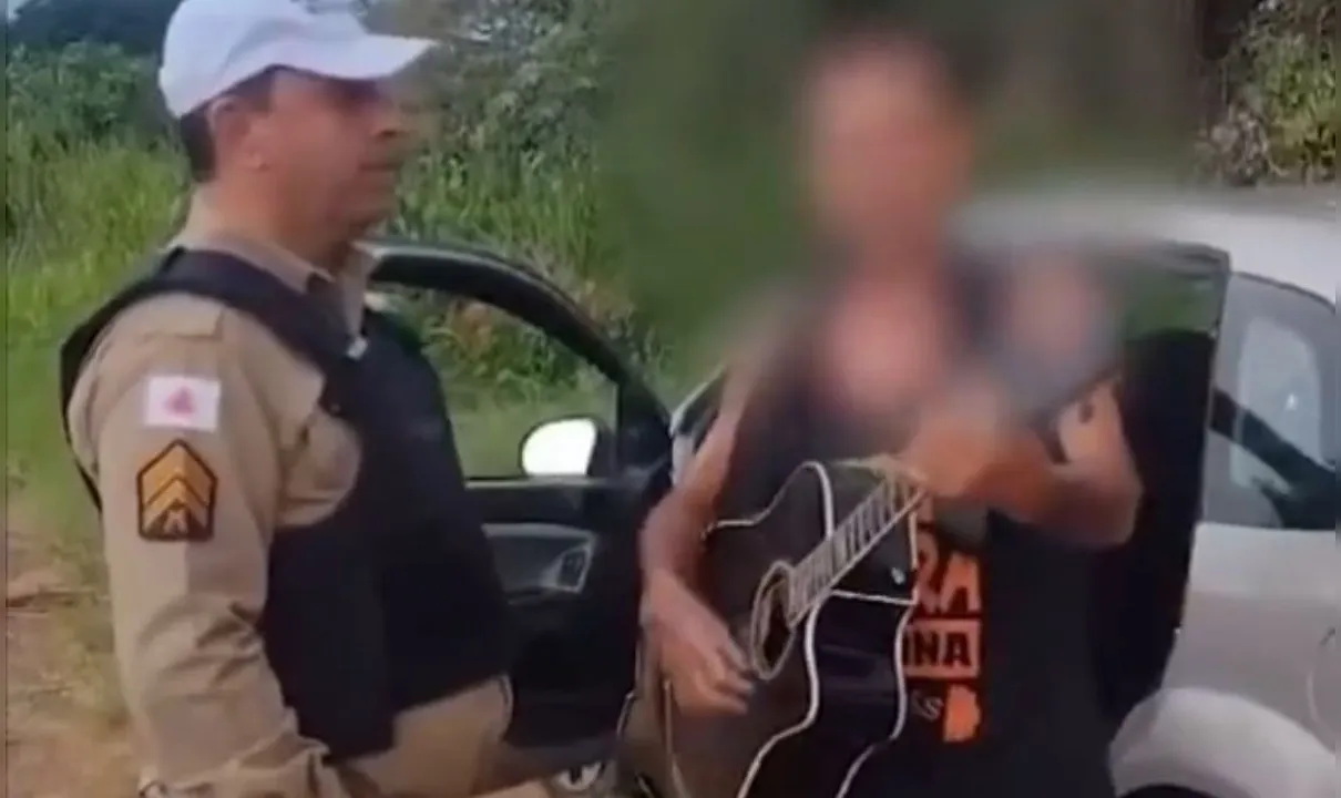 Vídeo com motorista bêbado cantando sucesso de Bruno e Marrone viralizou nas redes sociais; policial disse nunca ter visto algo parecido