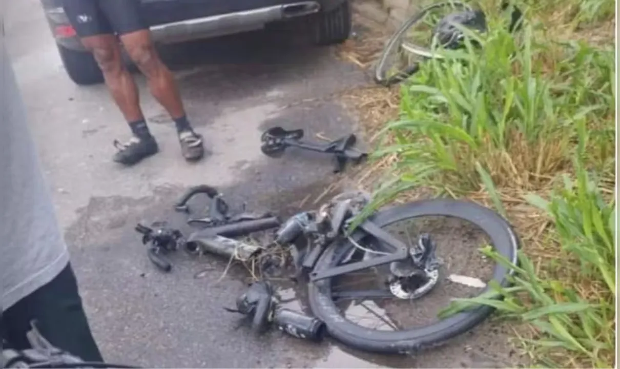 Motorista suspeito de atropelar ciclista, na BA-556, vai à delegacia