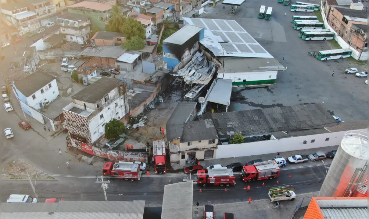 Ônibus que pegaram fogo em garagem de Salvador estavam em manutenção