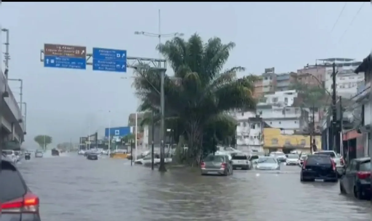 Pancada rápida de chuva alaga a Avenida Bonocô, em Salvador
