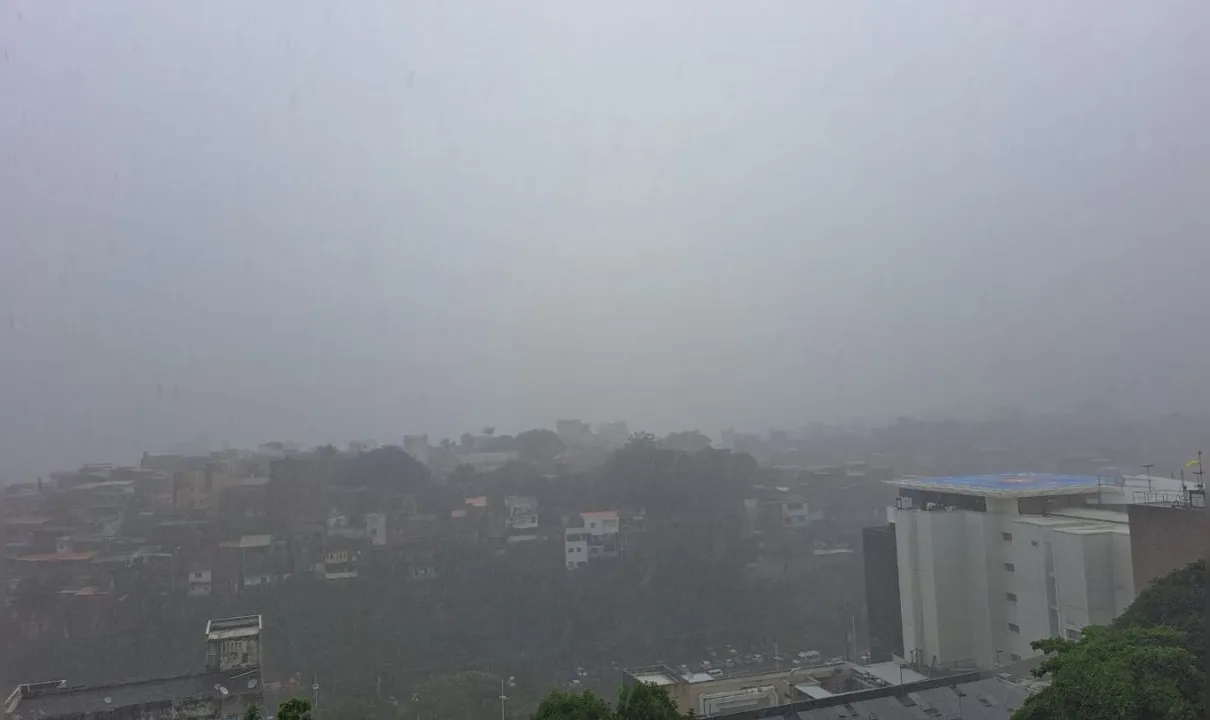 Chuvas fortes atingiram Salvador nesta segunda (4) e bairro do Rio Vermelho registrou uma precipitação de 47,8mm, o maior da cidade