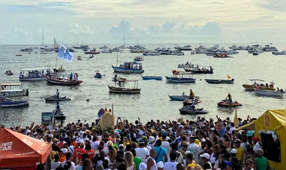 Multidão acompanha entrega de presente à Rainha do Mar em Salvador