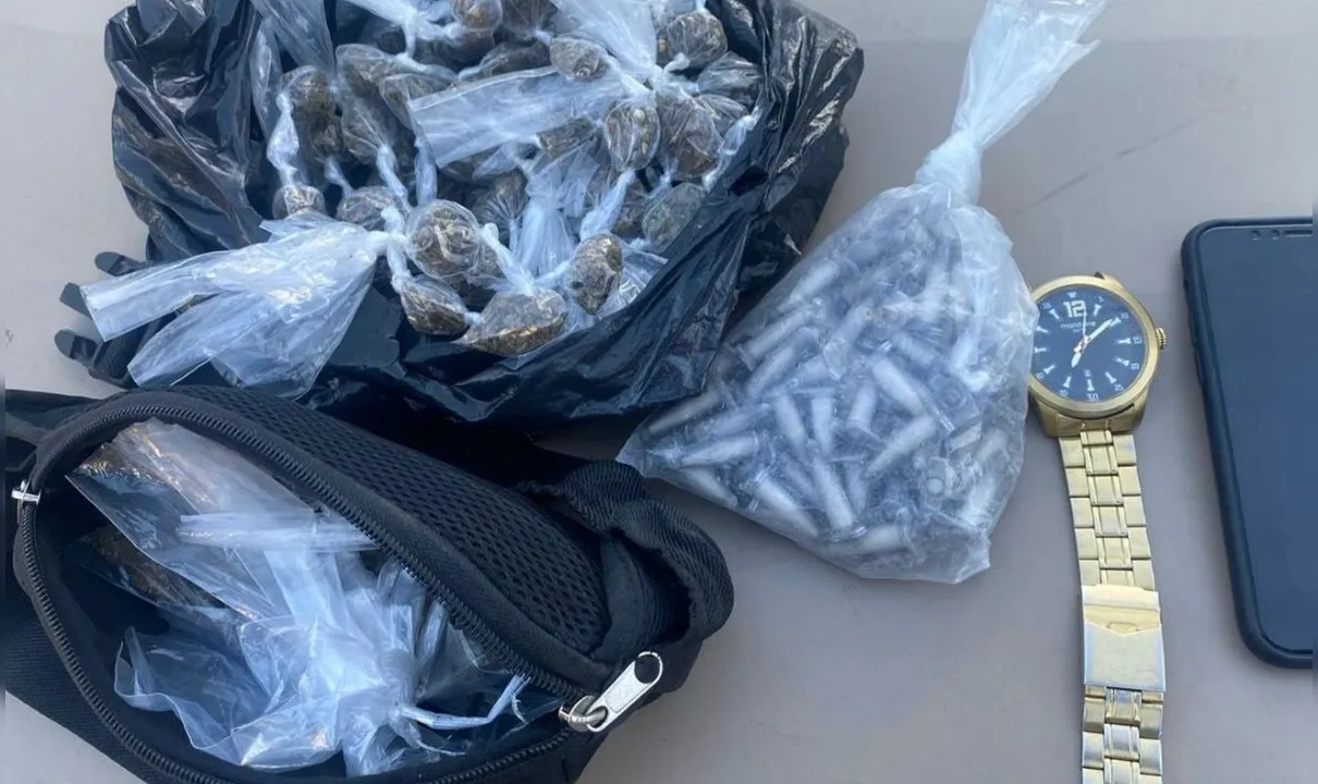 Foram encontrados 88 pinos de cocaína e 112 porções de maconha com os suspeitos