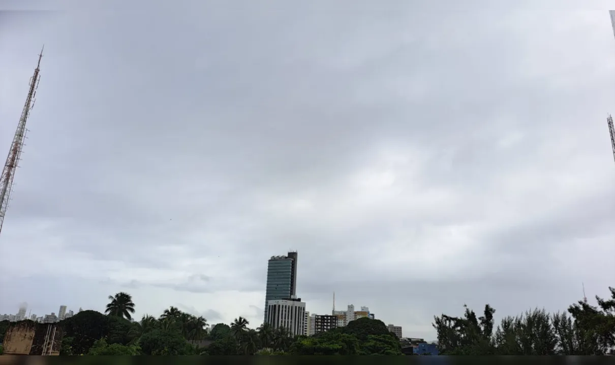 Frente fria favorece ocorrência de chuva em Salvador; veja balanço completo da manhã desta terça-feira (16)