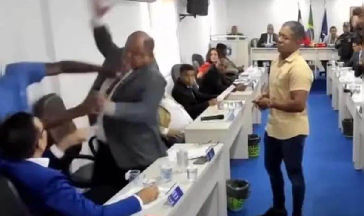 Briga entre Loxa Lopes (PP) e Gabriel Bandarra (União Brasil), vereadores eleitos em 2020, finalizou a sessão antes do previsto