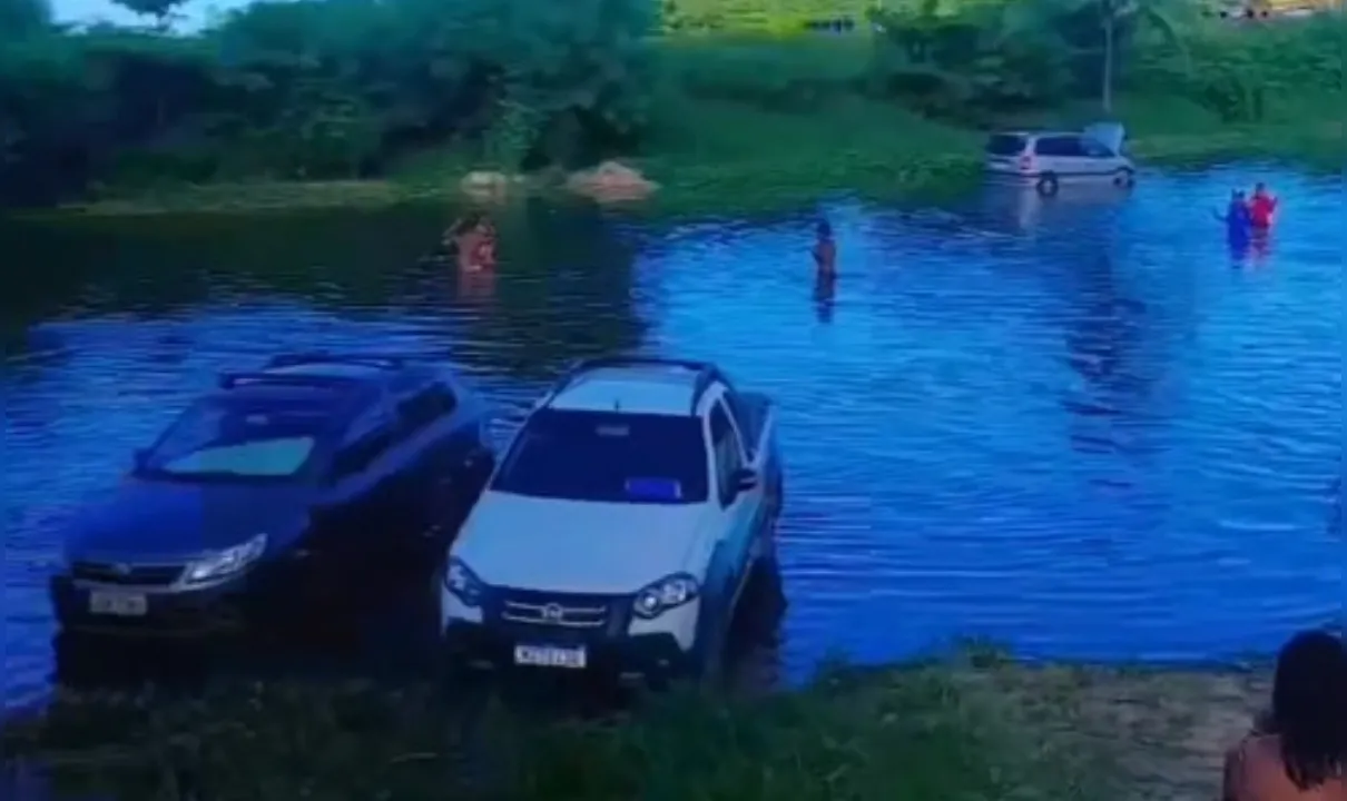 Vídeos: carros ficam ilhados em praia de Ilhéus