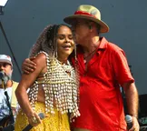 Sob forte chuva, Banda Mel encerra 'Viva Salvador' no Parque da Cidade