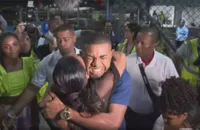 Davi é recebido por multidão no aeroporto de Salvador; veja imagens