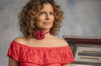 Debora Bloch celebra retorno de Deodora Montijo em 'No Rancho Fundo'