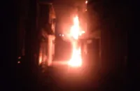 Incêndio atinge casa em Salvador e pessoas pulam da janela para fugir