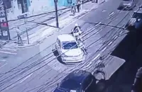 Vídeo: motorista derruba PMs de motocicleta após abordagem em Salvador