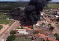 Incêndio de grandes proporções atinge depósito na Bahia