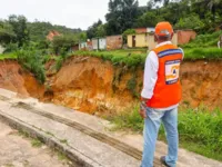 Cratera provoca interdição de mais de 35 casas em Candeias, na Bahia