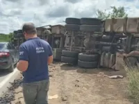 Motorista morre após carreta tombar em rodovia da Bahia