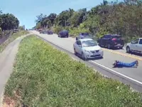 Vídeo: motociclista cai e é atropelado por veículo em Camaçari