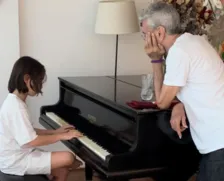 Caetano Veloso vive momento especial com filho de Alinne Moraes