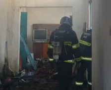 Corpo é removido de escombros após incêndio em casa na Bahia