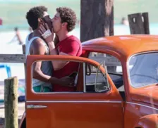 Icaro Silva e Johnny Massaro trocam beijão durante gravação de série