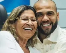Mãe de Daniel Alves reencontra filho após condenação por estupro
