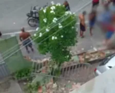 Motorista perde controle e carro invade prédio em Salvador