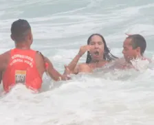 Mulher Melão se afoga em praia do Rio e é resgatada por salva-vidas