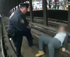 Policiais salvam homem que caiu em linha do metrô em Nova York; veja