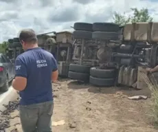 Motorista morre após carreta tombar em rodovia da Bahia